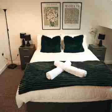 Modern Freshly Furnished Apartment City Centre, Foster Square Rooms