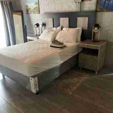 Leafy, safe retreat, close to game park & shopping mall Rooms