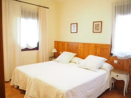 House with fenced garden, ideal for families. Near mountain and Ebro Delta.