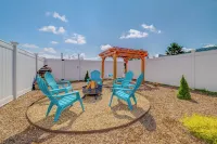 Stylish Condo, Sleeps 6, Private Fenced in Back Yard with Pergola and Fire Pit.