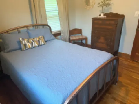 Hilltop Hideaway-charming 2 bedroom home, family friendly, WiFi , AC ,