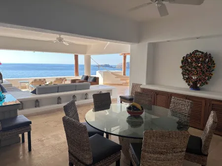 Spacious villa in Ixtapa with beautiful ocean views