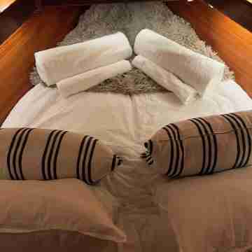 Sailboat moored in the exclusive port of Mahon, ideal for couples and friends. Rooms