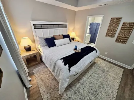 Comfy Home with 4 Beds - 10 mins to Downtown Отели рядом с достопримечательностью «Парк Барфилд Кресент»