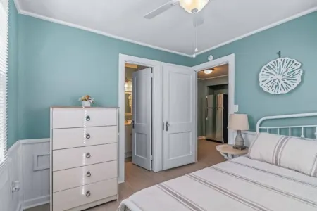 Renovated-Beach Bungalow-Walk to Beach