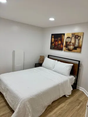 Modern Cozy Basement Apartment with WiFi and A/C. 엑손 주변 호텔