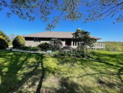 Spacious  5-bedroom  80 acres family farm retreat with AC, WiFi in rural Verona