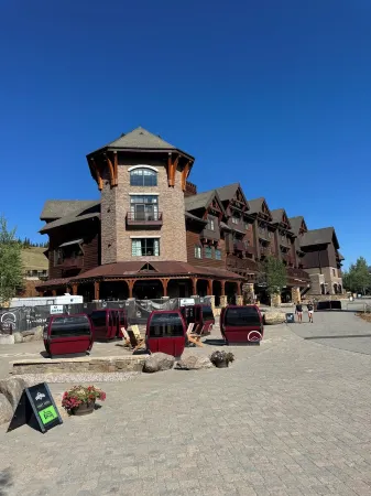 True ski in ski out cozy Mountainside  studio.Pool and hot tub!