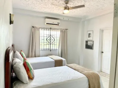 15,000 Sq. Ft 7-bedroom house with Pool and Ocean views.  호텔