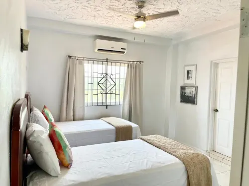 15,000 Sq. Ft 7-bedroom house with Pool and Ocean views. Hotel di Duncans