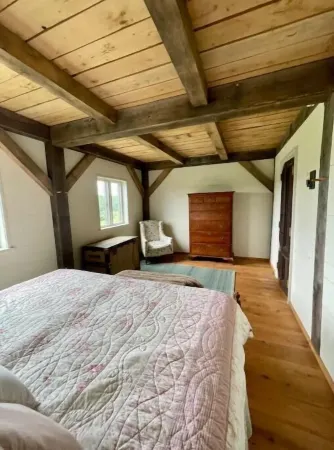 Stunning 2-bedroom Bank Barn with Indoor Fireplace