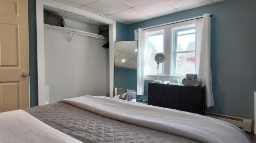 Spacious 2-bedroom Top Unit w/ Laundry 5 Mins to Downtown Concord