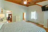 Spacious Lakehouse +Private Dock+Firepit+Kayaks Hotels in Raymond