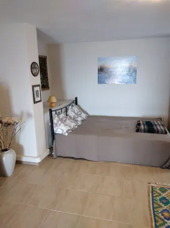 Cozy studio apartment in the middle of a large garden. Have dogs. Отели в г. Трифилија