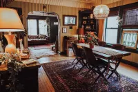 Boho Art cottage in hip Bay View, Milw neighborhood- 3bed, Sauna, Hot Tub