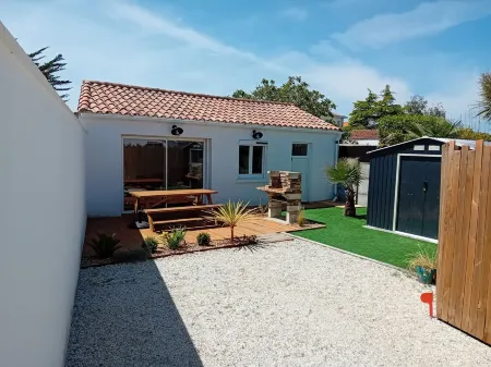 Fenced house in a quiet location close to shops and beach Отели рядом с достопримечательностью «Casino La Pastourelle»