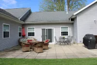 Charming 3-bedroom house: Winona Lake Front Hotels in Warsaw