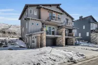 Mountain Lake Getaway - Chef's Kitchen - High End