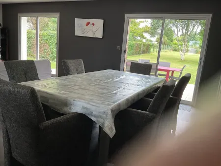 TY NOUCHKA.    GROUND FLOOR HOUSE.ON 1300M2 OF GREENERY MORBIHAN PLUVIGNER.