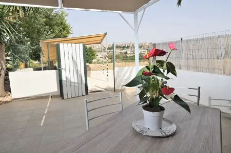 Elegant, fully equipped studio apartment with pool (shared