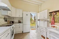 Large property with 2 houses and 1 heated swimming pool 1h20 south of Paris. Hotel a Estouy