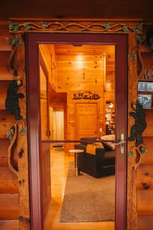 Peaceful Mountain Log Cabin Getaway with Hot Tub! Отели рядом с достопримечательностью «Нью Ривер трейл Стейт Парк, Клиффвью Аксесс»