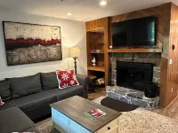 Charming 2-bedroom Stratton Mountain Condo with shuttle service Hotels in Stratton Mountain