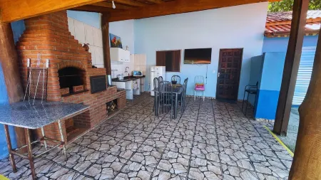 Seasonal Home in Centro Guararema SP - Next to the Maria Fumaça Train Station Отели рядом с достопримечательностью «Parque Municipal Recanto do Americo»