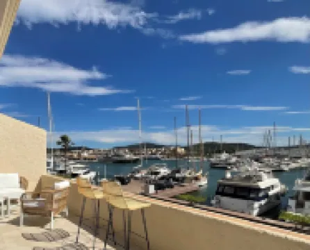 In the heart of a port. Newly renovated apartment Marina view