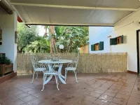 Villa Mia Carini, 150 meters from the sea and 5 km airport, beautiful vintage villa