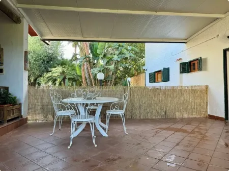 Villa Mia Carini, 150 meters from the sea and 5 km airport, beautiful vintage villa