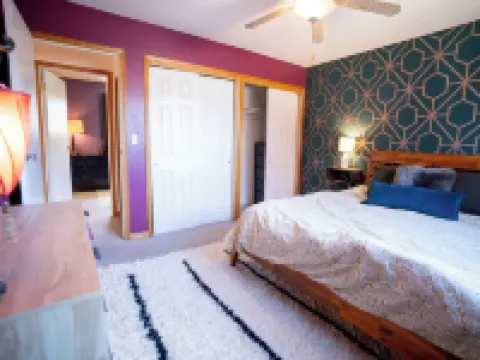 4-Bedroom Home with Fenced Backyard โรงแรมในแลนเดอร์