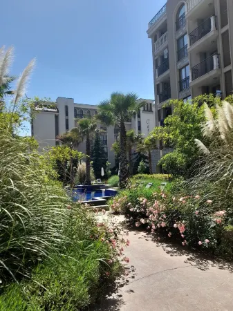 Beautiful 3 Bedroom Apartment With Pool Views in the Cascadas Family Resort Отели в г. Санни-Бич