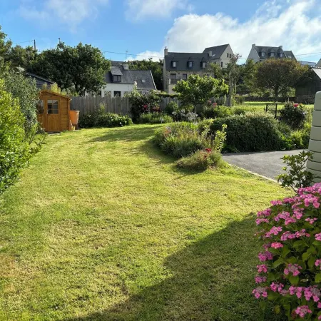 Maison Entourée dun Jardin Fleuri Près de la Plage du Goulien,petite vue mer