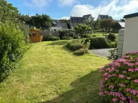 Maison Entourée dun Jardin Fleuri Près de la Plage du Goulien,petite vue mer