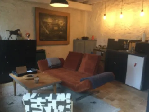 Duplex studio with small garden at the foot of the château