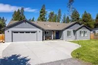 Bend Treehouse • Game Room • Hot Tub • Sleeps 15