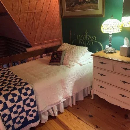 3-bedroom cabin in peaceful Fleetwood with WiFi, AC. Enjoy nature