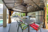 Pool & Home Theater: Lighthouse Point Home!