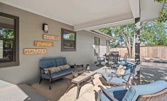 Das Weinhaus Pool & Hot Tub - Walk to Main St