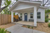 The Grove D with Hot Tub & King Beds - Walk to Main