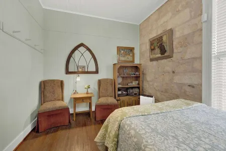 Fountain Suite-Stay Right on Historic Main Street in the Heart of Fredericksburg