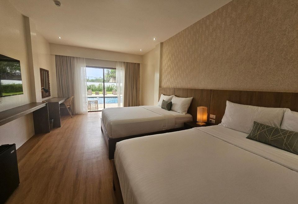 Lotus Resort Panglao의 수영장과 야외 휴식 공간