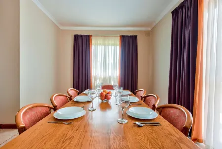 Villa Gardenia - 5 Bedroom Holiday Villa with Pool Отели рядом с достопримечательностью «Mellieha Beach»