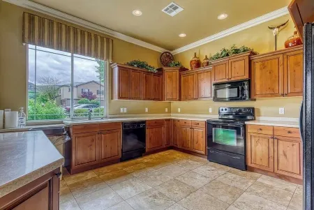 Elegant Cedar Ridge Escape with clubhouse amenities - pool, hot tub, gym, grill.