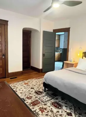 Quaint Pet Friendly 2 Bed Apartment Downtown