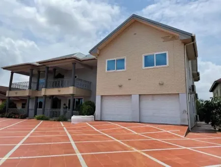 5-Bedroom Residential home in Adenta. Отели в г. Адента Мунисипалити