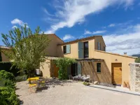 Villa in Malaucène with Mont Ventoux Views Hotéis em Malaucene