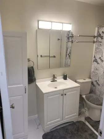 Beauty one-bedroom apartment mins for downtown. In mid-town Отели рядом со станцией Анкорд Депо