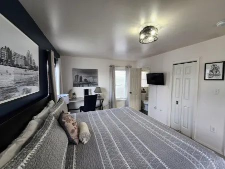 The Bay House-New Kitchen and Updates! An AC Vibe! Отели рядом с достопримечательностью «Hard Rock Giant Guitar»